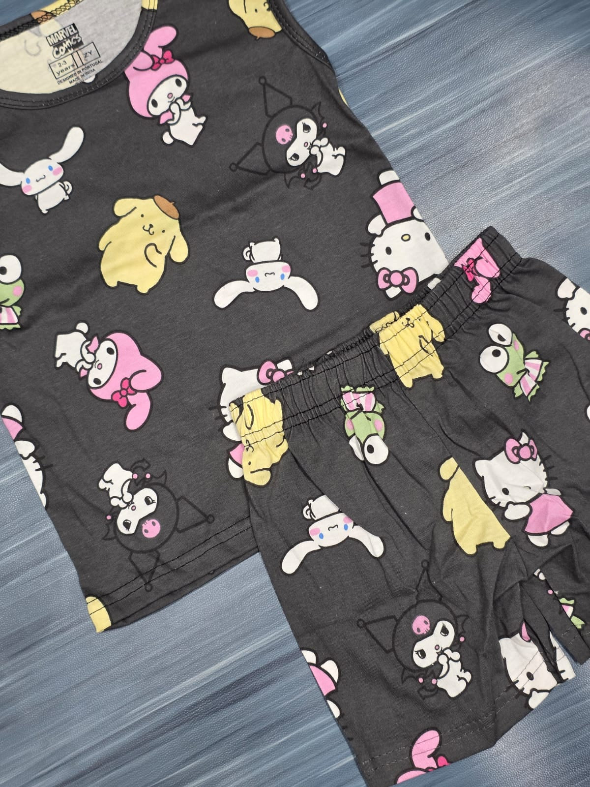 SLEEVELESS CO-ODDS