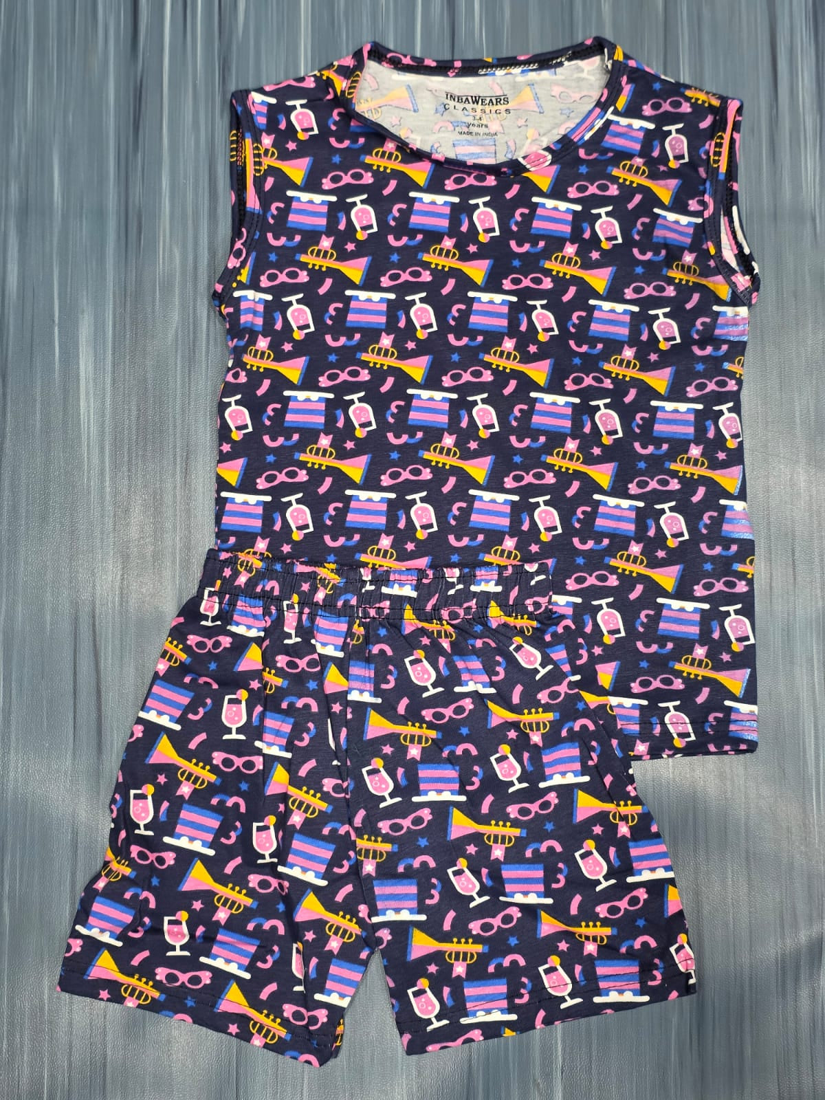 SLEEVELESS CO-ODDS