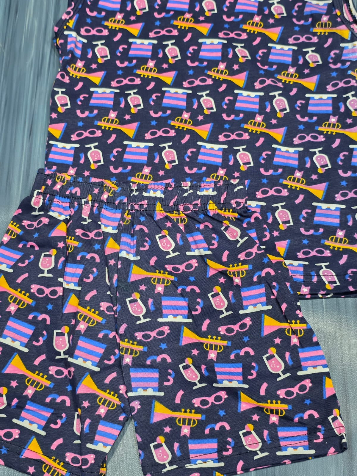 SLEEVELESS CO-ODDS