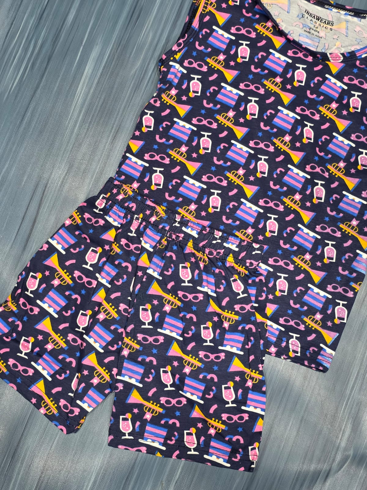 SLEEVELESS CO-ODDS