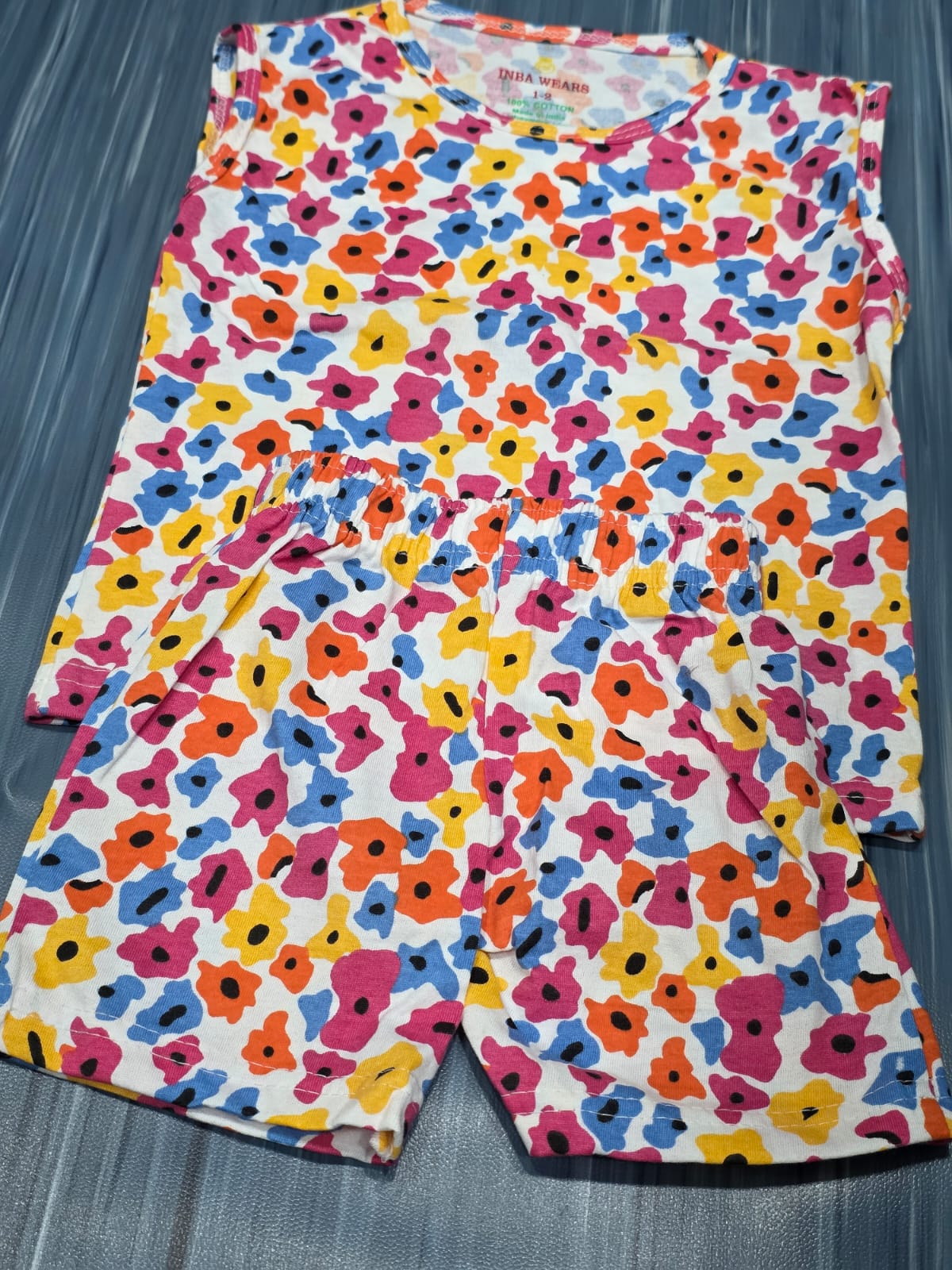 SLEEVELESS CO-ODDS
