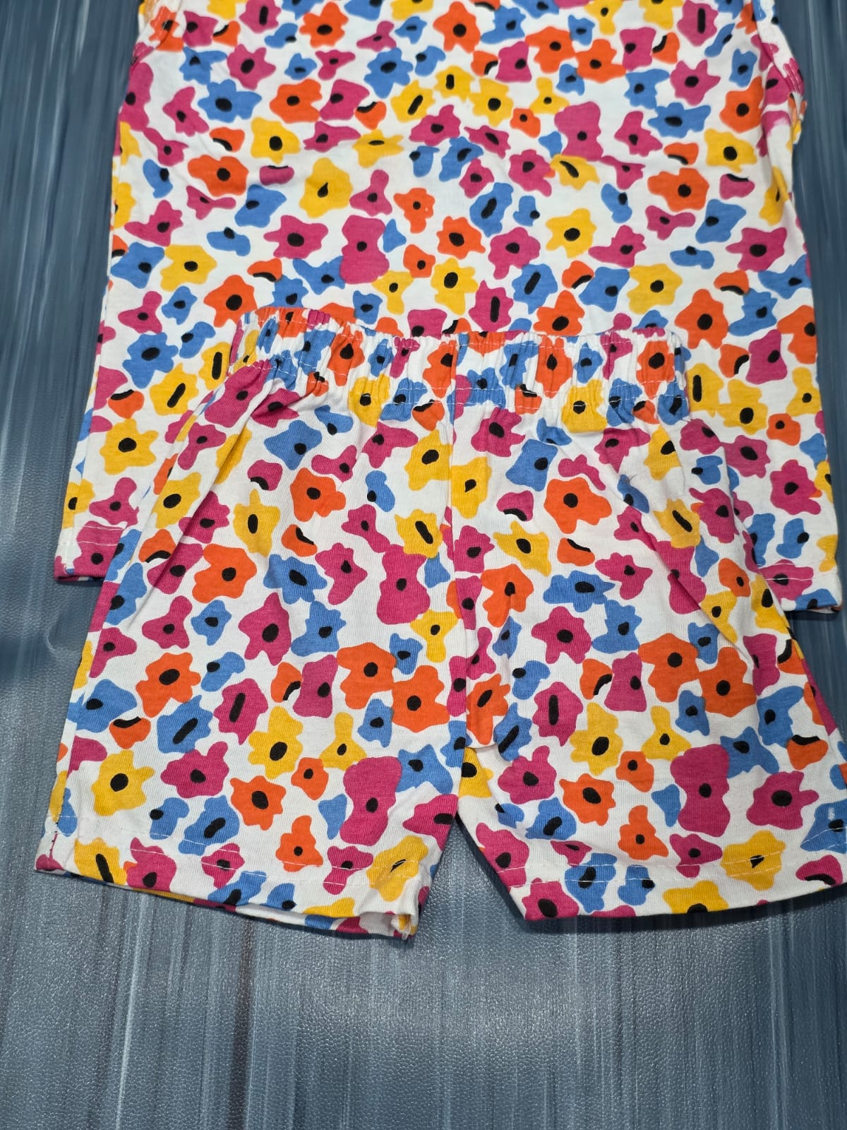 SLEEVELESS CO-ODDS
